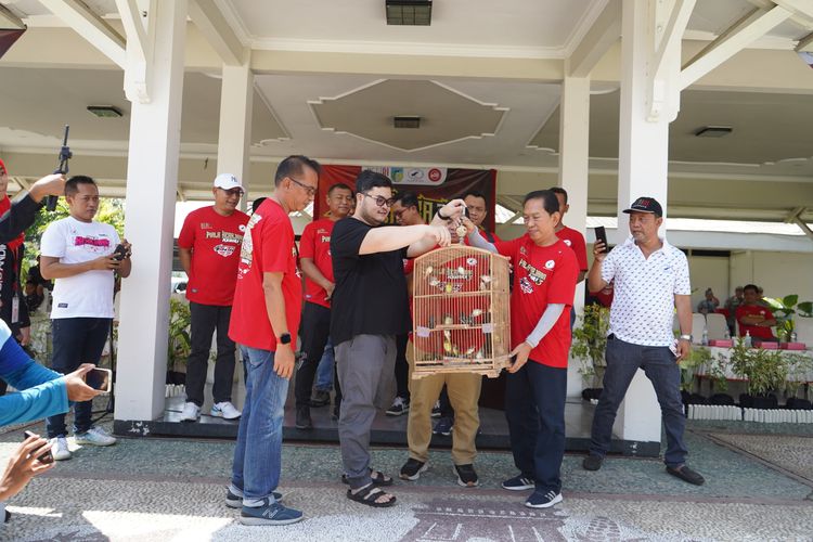 Bupati Kediri Hanindhito Himawan Pramana saat membuka acara lomba burung Piala Kerajaan Kediri 3 di Lapangan Pemerintah Kabupaten (Pemkab) Kediri, Minggu (26/11/2023).