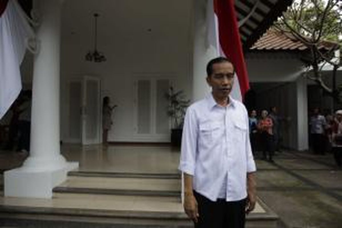 Presiden terpilih Joko Widodo saat meresmikan kantor transisi di Jalan Situbondo, Menteng, Jakarta, Senin (4/8/2014). Kantor berwujud rumah itu akan menjadi tempat untuk mempersiapkan jalannya pemerintahan hingga pelantikan presiden, termasuk membahas pembentukan kabinet dan APBN 2015.
