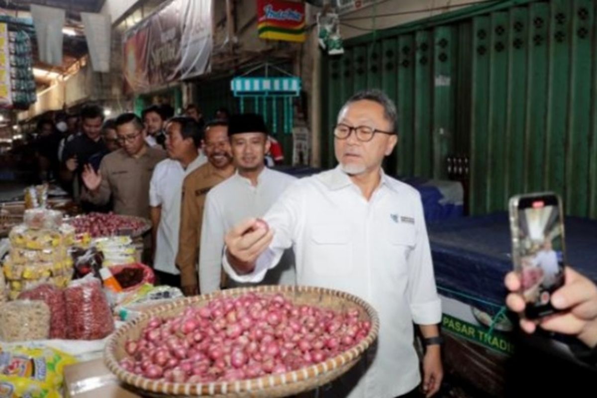 Menteri Perdagangan Zulkifli Hasan memantau harga barang kebutuhan pokok di Pasar Besar, Palangka Raya, Kalimantan, Sabtu, (3/6/2023). 