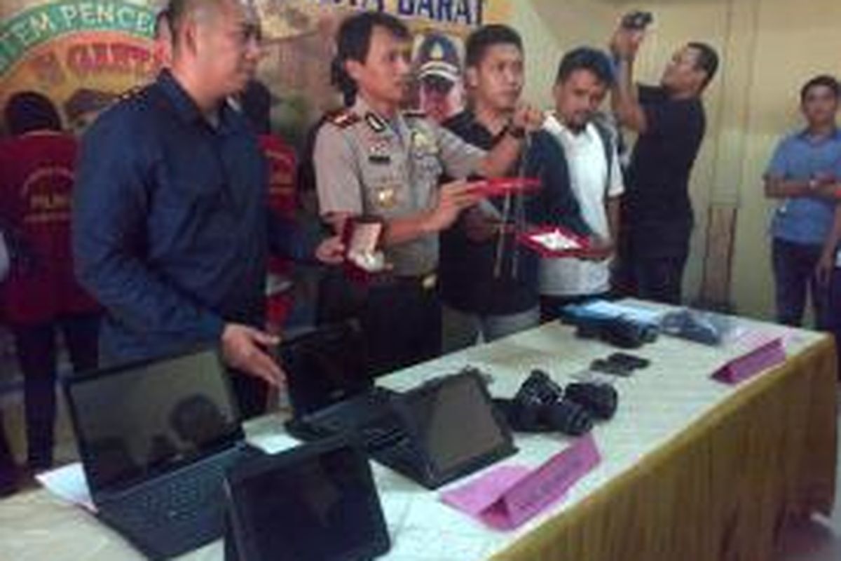 Wakapolres Jakarta Barat, Kompol Bachtiar Ujang Purnama menunjukkan barang bukti hasil pencurian yang terjadi di Palmerah Senin lalu, Rabu (4/2/2015), Jakarta Barat.