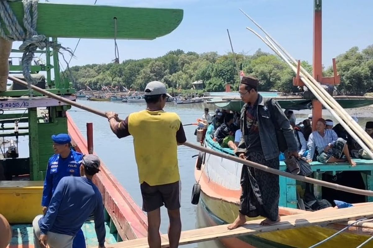 Ratusan warga dari Kepulauan Mandangin, Kabupaten Sampang tiba di Pelabuhan Pasuruan setelah menempuh perjalanan 4 jam naik kapal untuk hadir di Haul KH. Abdul Hamid di Kota Pasuruan, Senin (01/09/2025).
