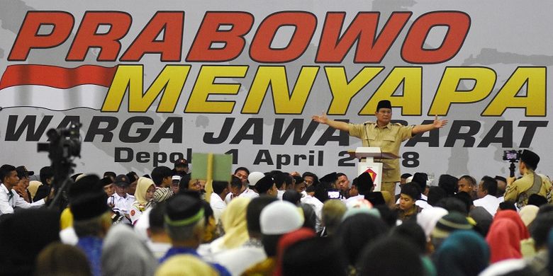 Ketua Umum Partai Gerindra Prabowo Subianto menyampaikan pidato politiknya di hadapan kader dan simpatisan pada acara Prabowo Menyapa Warga Jawa Barat di Depok, Jawa Barat, Minggu (1/4). Dalam pidatonya Prabowo menyampaikan visi dan misi Partai Gerindra menyongsong tahun politik 2018 dan 2019, serta mendukung pasangan Cagub dan Cawagub Jawa Barat Sudrajat-Ahmad Syaikhu pada Pilgub Jabar 2018. ANTARA FOTO/Indrianto Eko Suwarso/pras/18