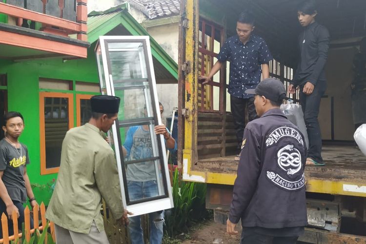 Warga bergotong royong evakuasi perabotan rumah tangga di Dusun Suradita, Desa Ciengang, Kecamatan Gegerbitung, Sukabumi, Jawa Barat, Rabu (13/1/2021).