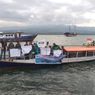 Bentangkan Spanduk, Pegiat Lingkungan Serukan Pemulihan Teluk Bima yang Tercemar