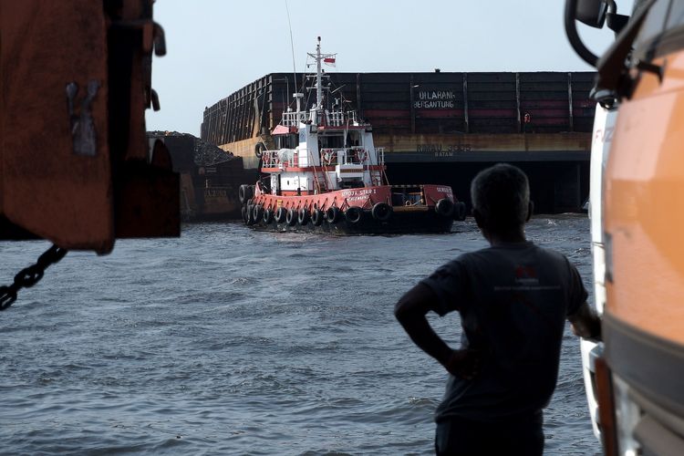 Aktivitas bongkar muat di Pelabuhan Marunda, Sabtu (31/8/2019)