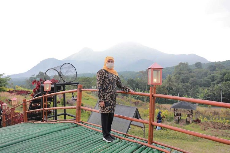 Spot gardu pandang Gunung Penanggungan dari lokasi wisata Poetoek Soeko.