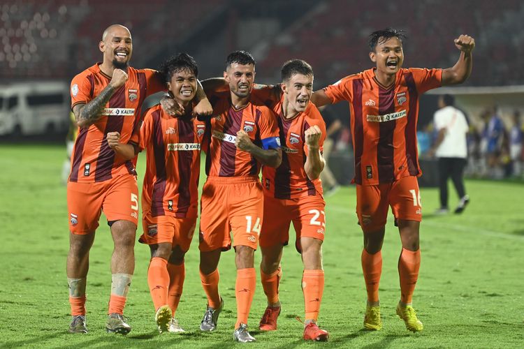 Pesepak bola Borneo FC Samarinda Dwiky Hardiansyah (kedua kiri) berselebrasi bersama rekannya Gabriel Vinicius de Oliveira Furtado (kiri), Stefano Jantje Lilipaly (tengah), Mariano Ezequiel Peralta Bauer (kedua kanan) dan Komang Teguh (kanan) usai mencetak gol ke gawang tim asal Filipina Kaya FC-Iloilo saat pertandingan grup B ASEAN Club Championship (ACC) 2024/2025 di Stadion Kapten I Wayan Dipta, Gianyar, Bali, Kamis (23/1/2025). Borneo FC Samarinda mengalahkan Kaya FC-Iloilo dengan skor 2-1. 