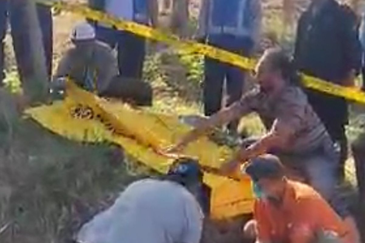 Proses evakuasi kerangka manusia yang ditemukan di Tol Sidoarjo pada Senin (26/8/2024)