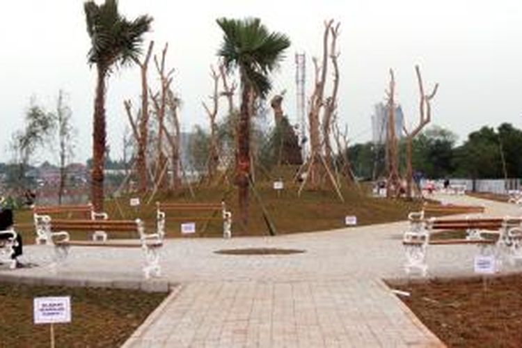 Taman di sisi selatan Waduk Ria Rio, Pulogadung, Jakarta Timur, dilengkapi dengan trek pejalan kaki serta bangku taman seperti tampak pada Jumat (27/9/2013). 