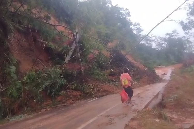 Hujan deras yang mengguyur Kota Palopo, Sulawesi Selatan, sejak Senin (8/4/2024) sore membuat tebing di jalan penghubung Kota Palopo dan Kabupaten Luwu di kilometer 9 Kelurahan Latuppa, Kecamatan Mungkajang, Kota Palopo, Selasa (9/4/2024) siang longsor.