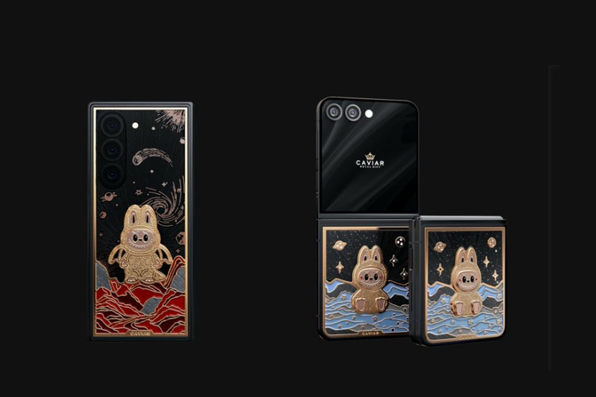 Kiri ke kanan: Samsung Z Fold 7 dan Z Flip 7 dimodifikasi Caviar dengan lapisan emas dan fragmen meteorit