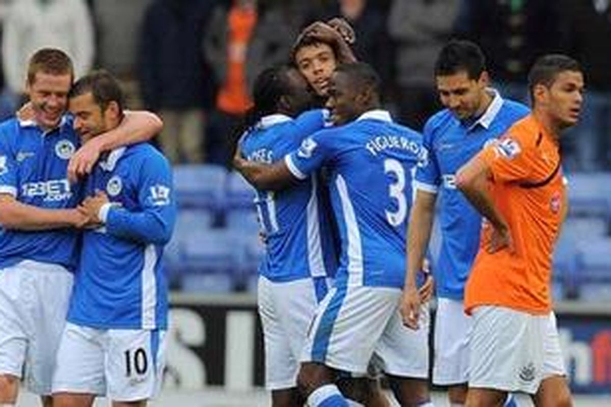 Para pemain Wigan Athletic merayakan gol Franco Di Santo ke gawang Newcastle United pada lanjutan Premier League, Sabtu (28/4/2012). Wigan akhirnya memaksa Newcastle menyerah 0-4.