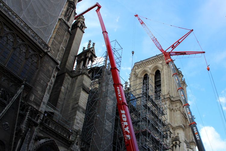 Rekonstruksi Katedral Notre Dame, Paris, Perancis. 