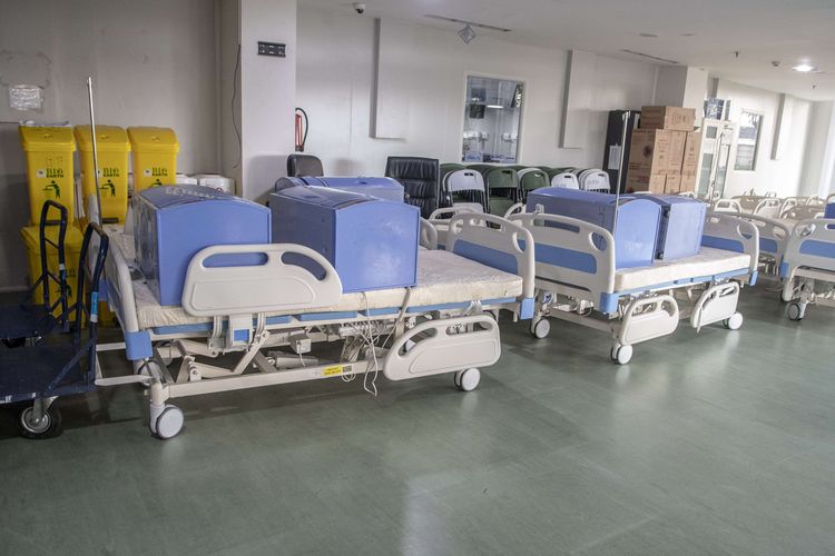 Sejumlah alat kesehatan yang sudah tidak digunakan di Rumah Sakit Darurat COVID (RSDC) Wisma Atlet Kemayoran, Jakarta, Jumat (31/3/2023). RSDC Wisma Atlet Kemayoran resmi ditutup pada Jumat (31/3/2023), setelah pertama kali merawat pasien Covid-19 pada 23 Maret 2020.