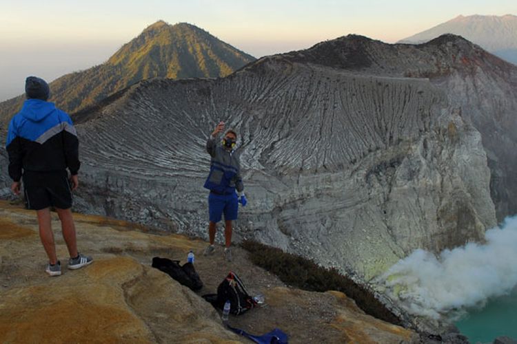 Wisatawan berswafoto dengan latar Kawah Ijen, di Banyuwangi, Jawa Timur, Minggu (22/10/2017). 