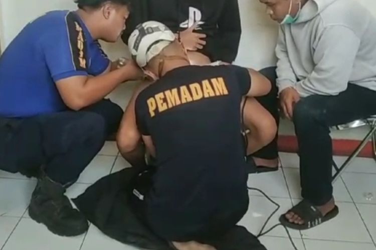 Petugas Damkar Sumedang melepaskan cincin yang menempel di alat vital remaja 14 tahun, Jumat (5/4/2024). KOMPAS.com/DOK Damkar Tanjungsari
