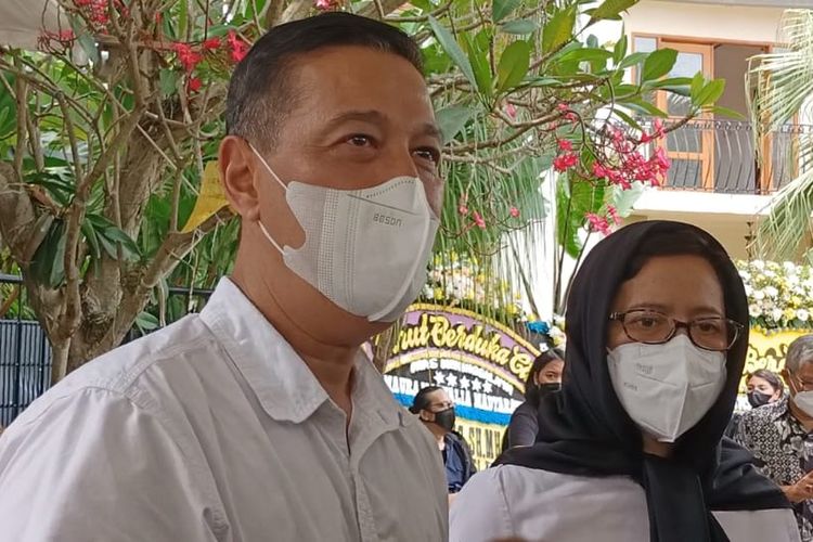 Orangtua mendiang Maura Magnalia, Mayong Suryo Laksono dan Nurul Arifin, saat ditemui di rumah duka, kawasan Cinere, Depok, Jawa Barat, Selasa (25/1/2022). 