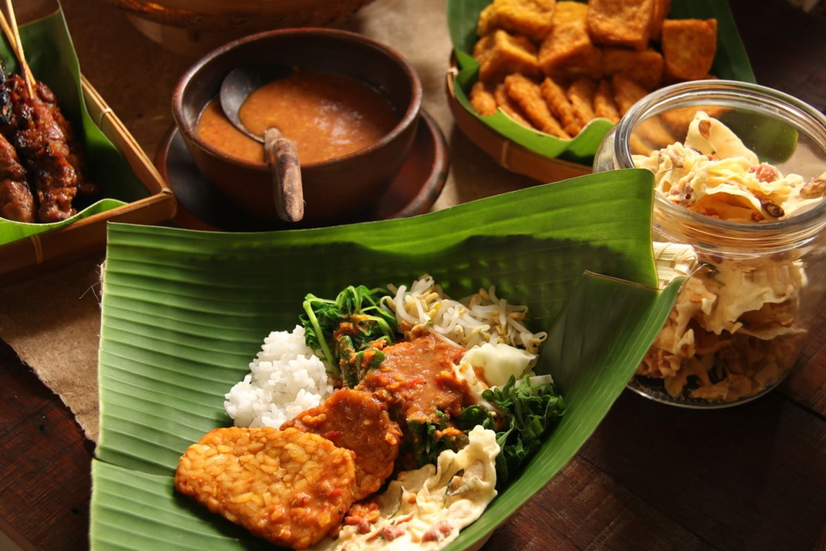 Resep Pecel Madiun, Hidangkan dengan Pincuk Daun Pisang