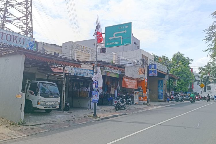 Alat peraga kampanye (APK)  yang menyampah di fasilitas umum kawasan Condet, Kramatjati, Jakarta Timur, Selasa (16/1/2024).
