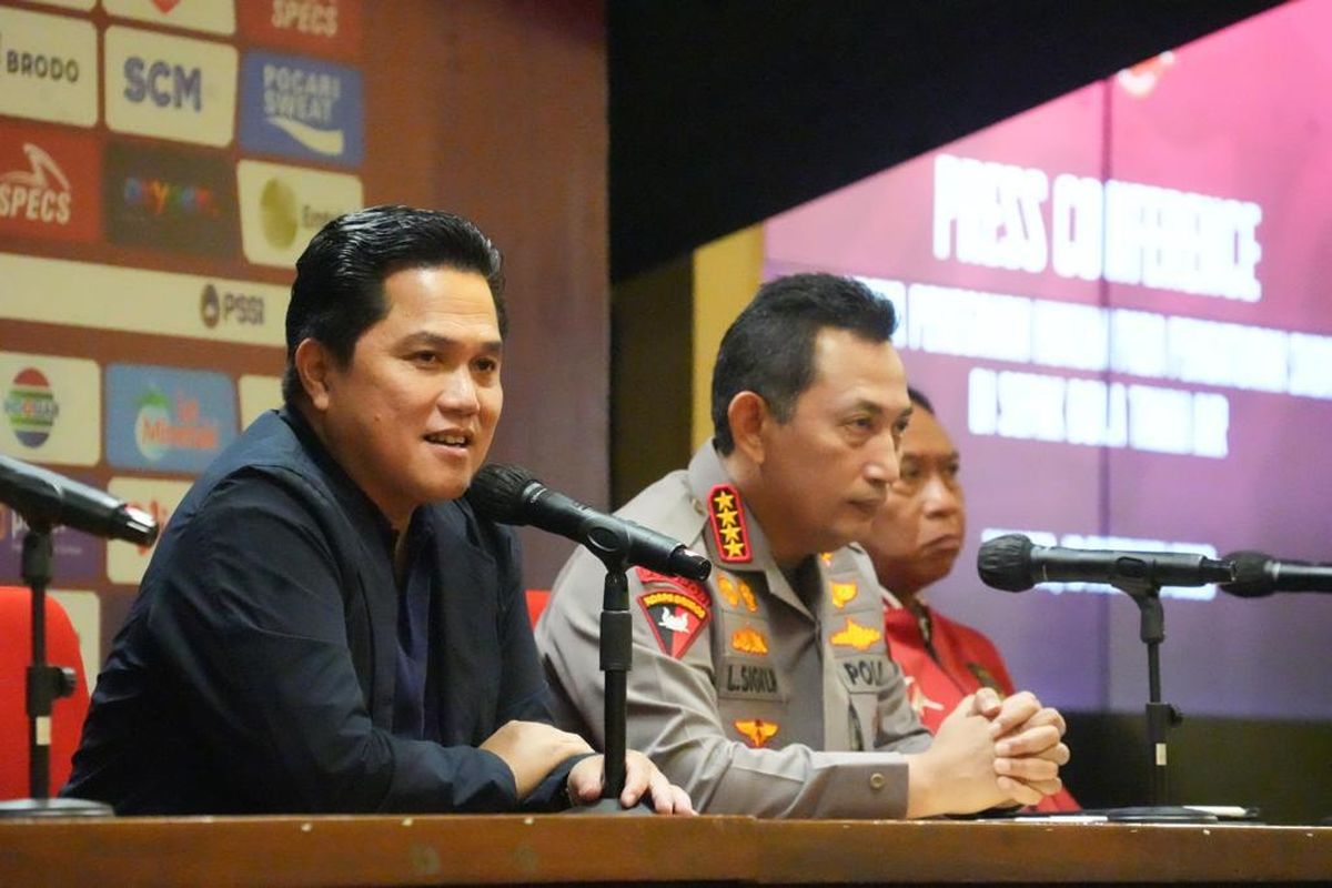 Erick Thohir bersama Kapolri Listyo Sigit Prabowo di Media center Stadion GBK, Minggu (19/2/2023)