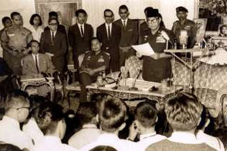 Berdasar Tap MPRS No XIII/1966, Presiden Soekarno menugaskan Letjen Soeharto selaku Pengemban Tap MPR No IX/1966 untuk pembentukan Kabinet Ampera. Letjen Soeharto menjadi Ketua Presidium kabinet tersebut. Bung Karno sedang mengumumkan susunan kabinet tersebut pada tanggal 25 Juli 1966. Letjen Soeharto dan Adam Malik duduk mendengarkan. *** Local Caption *** Presiden Soekarno ketika mengumumkan Kabinet Ampera di Istana Merdeka Senin malaM dan tampak antara lain Ketua Presidium Let.Djen Soeharto dan Menteri Utama Adam Malik.