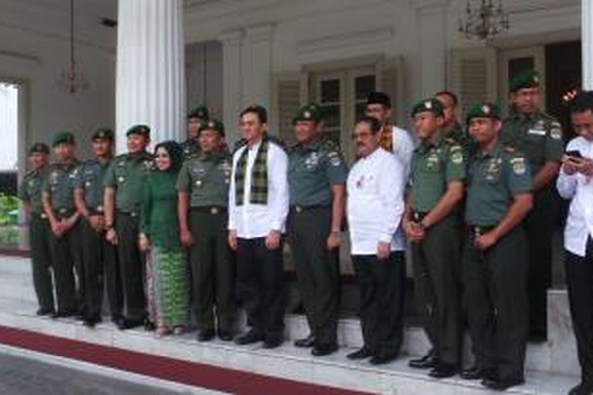 Gubernur DKI Jakarta Basuki Tjahaja Purnama (tengah) saat berfoto bersama Kepala Staf Kodam (Kasdam) Jaya Brigjen TNI Teddy Lhaksmana (kiri Basuki), Deputi Gubernur DKI bidang Pengendalian Penduduk dan Pemukiman DKI Syahrul Effendi (kiri Teddy), Deputi Gubernur bidang Pariwisata dan Kebudayaan DKI Sylviana Murni (berkebaya hijau) dan jajaran personel TNI, di Balaikota, Jumat (28/11/2014).