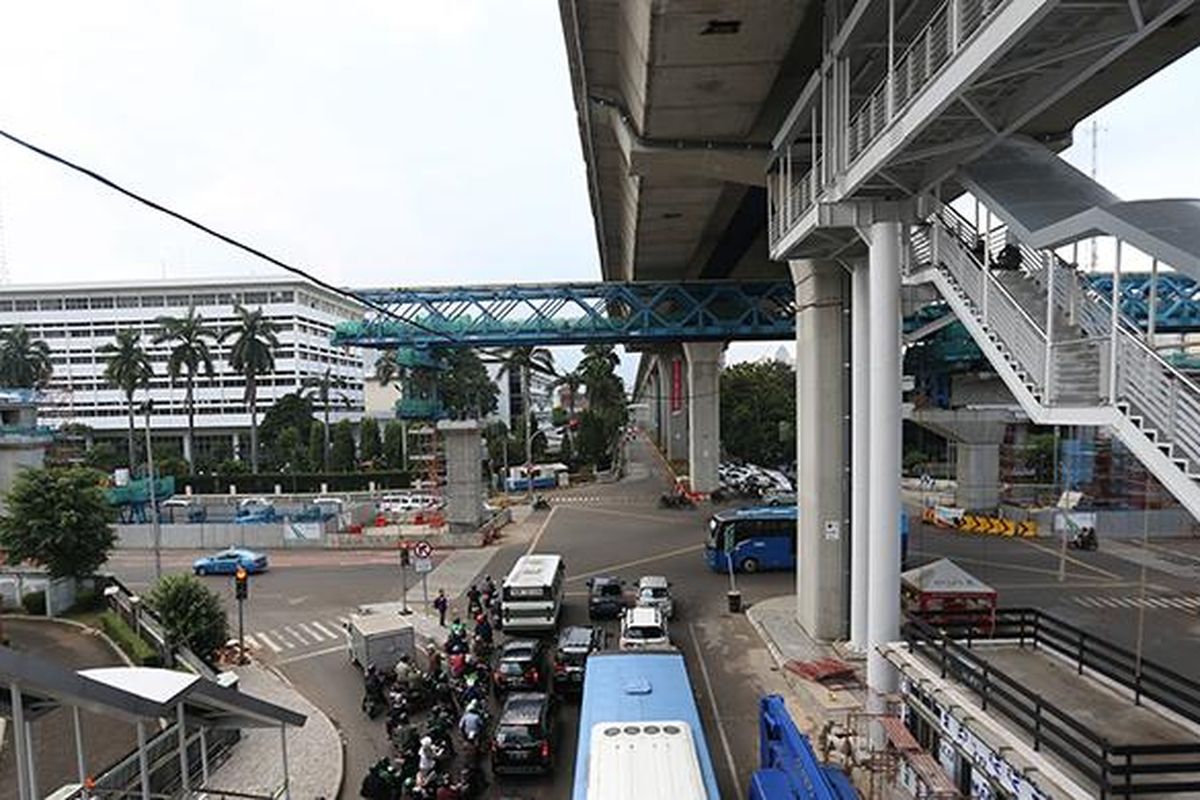 Kondisi tangga halte Transjakarta CSW, Trunojoyo, Jakarta Selatan, Jumat (6/1/2017). Halte yang berada di koridor 13 (Ciledug-Tendean) ini menuai kritik dari sejumlah pihak sebab dianggap terlalu tinggi bagi para pengguna.