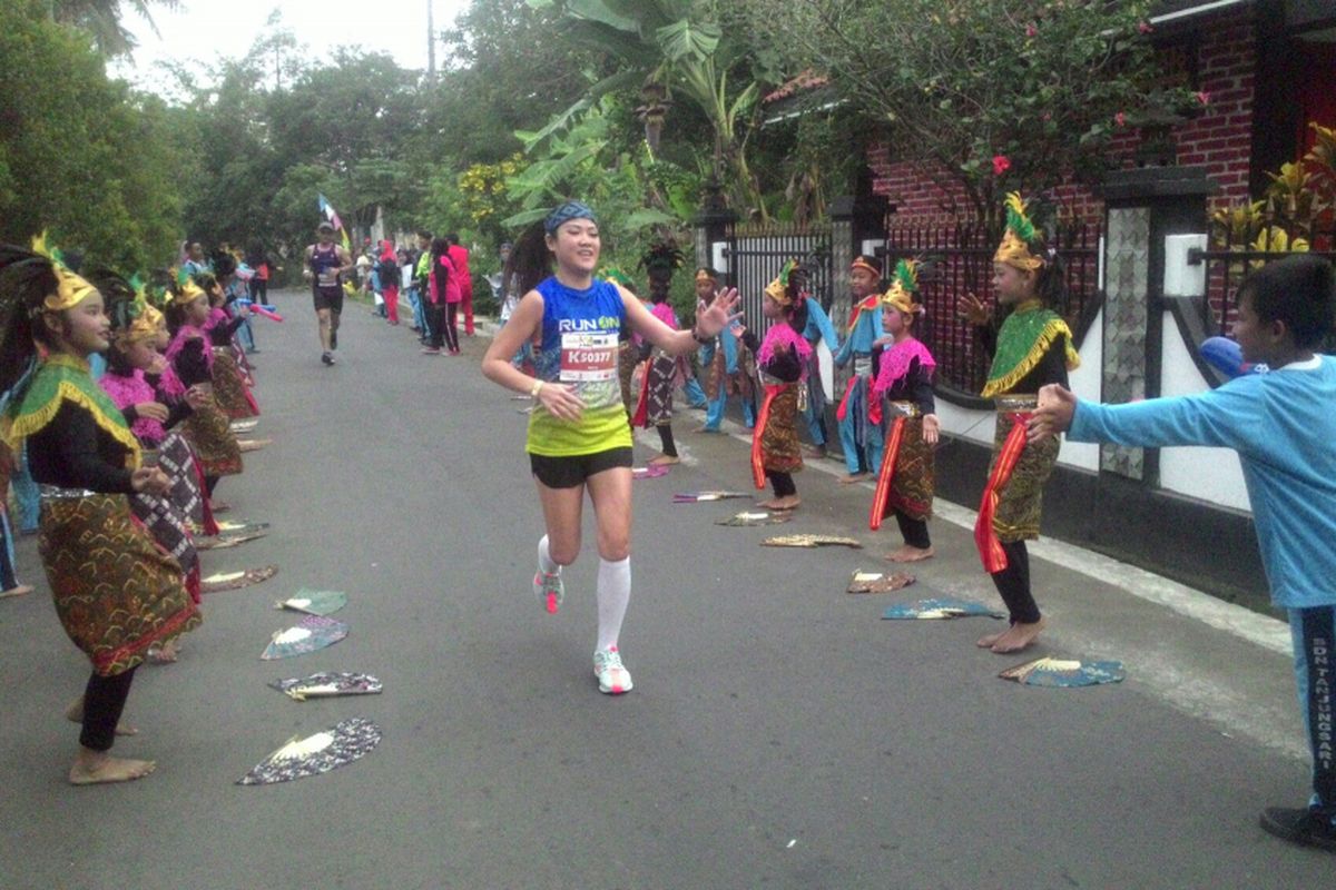Siswa SD Tanjungsari, Desa Tanjungsari di Kecamata  Borobudur, sengaja menyambut pelari Half Marathon dengan cheering dan tari yang serba lucu menggemaskan di lintasan sehabis tanjakan. Kata Bu Guru Sri Rohyati, cheering di lokasi itu biar bisa membangkitman semangat setelah pelari agak kesulitan di tanjakan. 