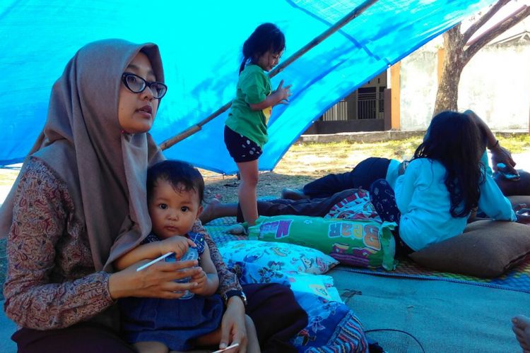 Warga berlarian ke tenda pengungsian di Lapangan Perum Grand Kodya, Kota Mataram, Nusa Tenggara Barat, saat gempa kembali mengguncang Nusa Tenggara Barat, Kamis (9/8/2018). Gempa kali ini bermagnitudo 6.2.