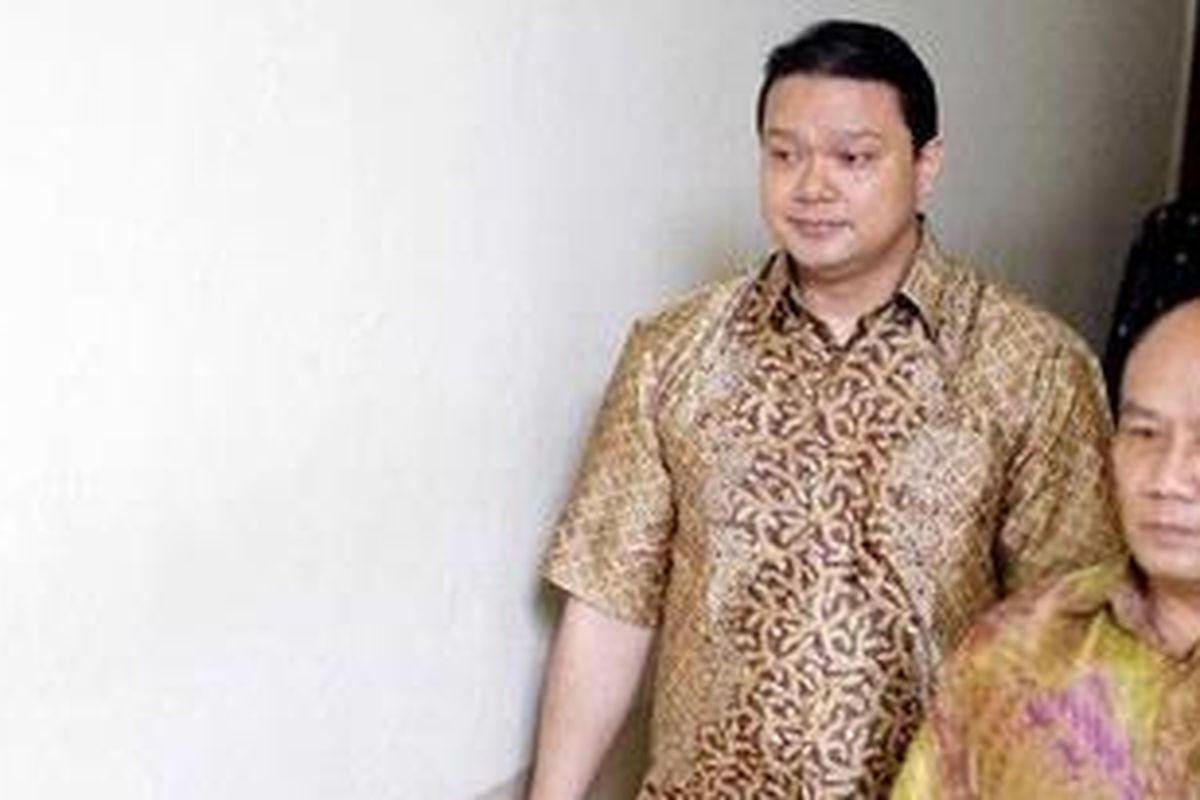 Maruli Pandapotan Manurung (kiri), mantan atasan Gayus Halomon Tambunan di Direktorat Jenderal Pajak sesaat sebelum menjalani sidang perdana di Pengadilan Negeri Jakarta Selatan, Selasa (19/10/2010). Maruli menjadi terdakwa dalam kasus dugaan melakukan tindak pidana korupsi saat melakukan penelitian keberatan atas surat ketetapan pajak kurang bayar Pajak Pertambahan Nilai (PPN) dan surat ketetapan pajak PPN PT Surya Alam Tunggal (PT SAT).