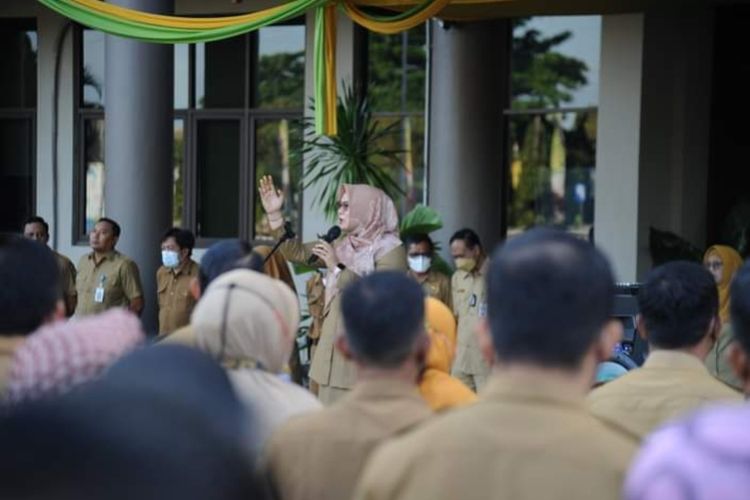 Wabup Sumbawa, Dewi Noviany, saat berpidato dalam apel pagi di halaman Kantor Bupati Sumbawa, NTB, Senin (6/6/2022)