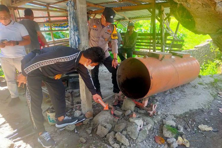 Polsek Kedawung melakukan olah TKP tabung kompresor pengisi angin meledak di Kabupaten Sragen, Jawa Tengah, satu orang meninggal dunia.