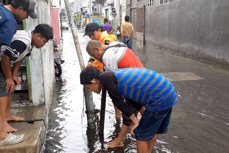 Sejumlah warga gang Petolongan, Purwodinatan Semarang berburu ikan lele di sepanjang selokan. Kamis (20/2/2020).