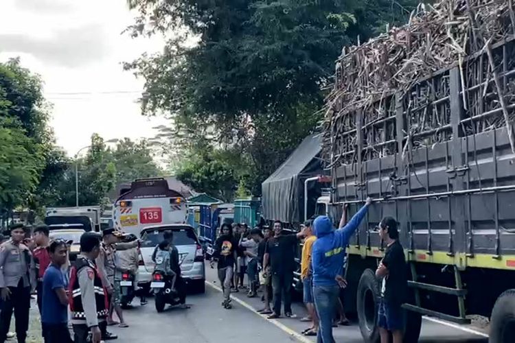 Kemacetan terjadi di jalan nasional Kecamatan Selorejo, Kabupaten Blitar dampak dari aksi blokir jalan oleh puluhan sopir truk, Kamis (19/6/2025)