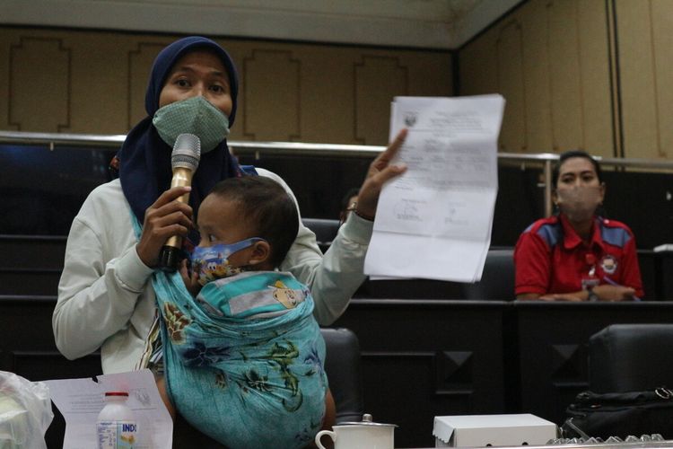 Listi Nur Khafifah bersama anak terkecil dari Zulfadli Mursidah, saat menyampaikan keluhan kondisi keluarga kakaknya, dalam hearing di ruang rapat paripurna DPRD Jombang, Jawa Timur, Jumat (17/7/2020).