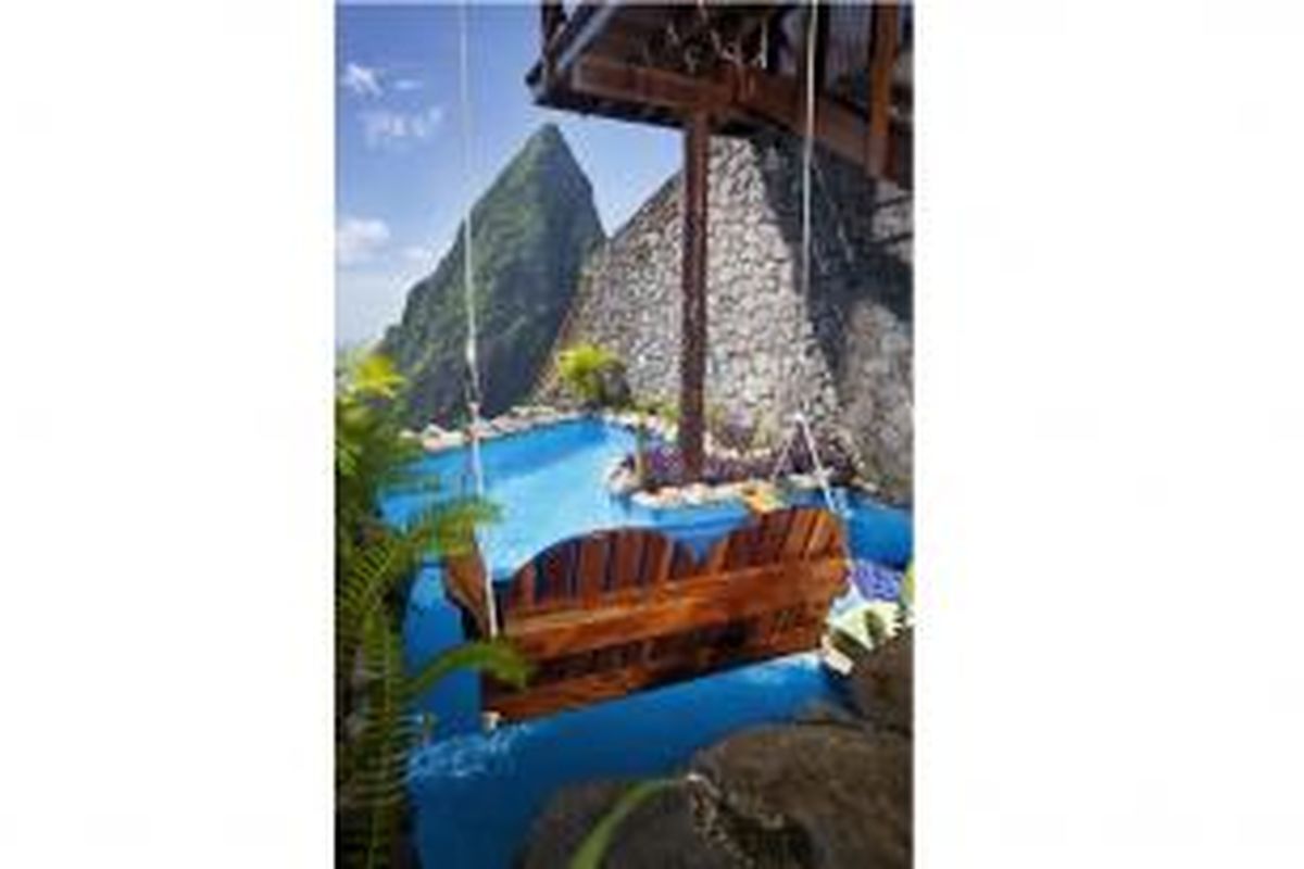 Ladera Resort berada di St. Lucia dan berdiri ribuan kaki di atas laut Karibia. Ladera Resort memiliki 32 kamar yang hanya dilengkapi tiga dinding.