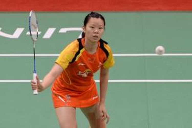 Pebulu tangkis Tiongkok, Li Xuerui, mengembalikan kok ke arah pemain Rusia, Natalia Perminova, pada babak penyisihan Grup W Piala Uber di Siri Fort Indoor Stadium, New Delhi, India, Minggu (18/5/2014).