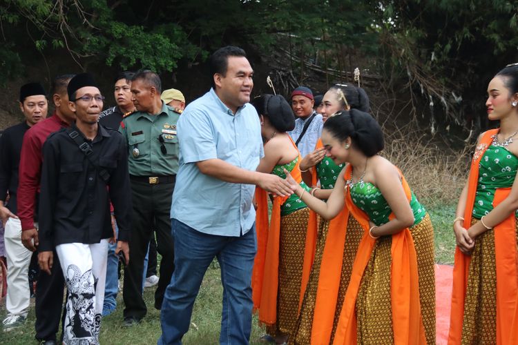  Bupati Blora Arief Rohman menyaksikan Festival Candra Benawa Getas di Desa Getas, Kecamatan Cepu itu yang dibuka pada Jumat (5/7/24) sore.
