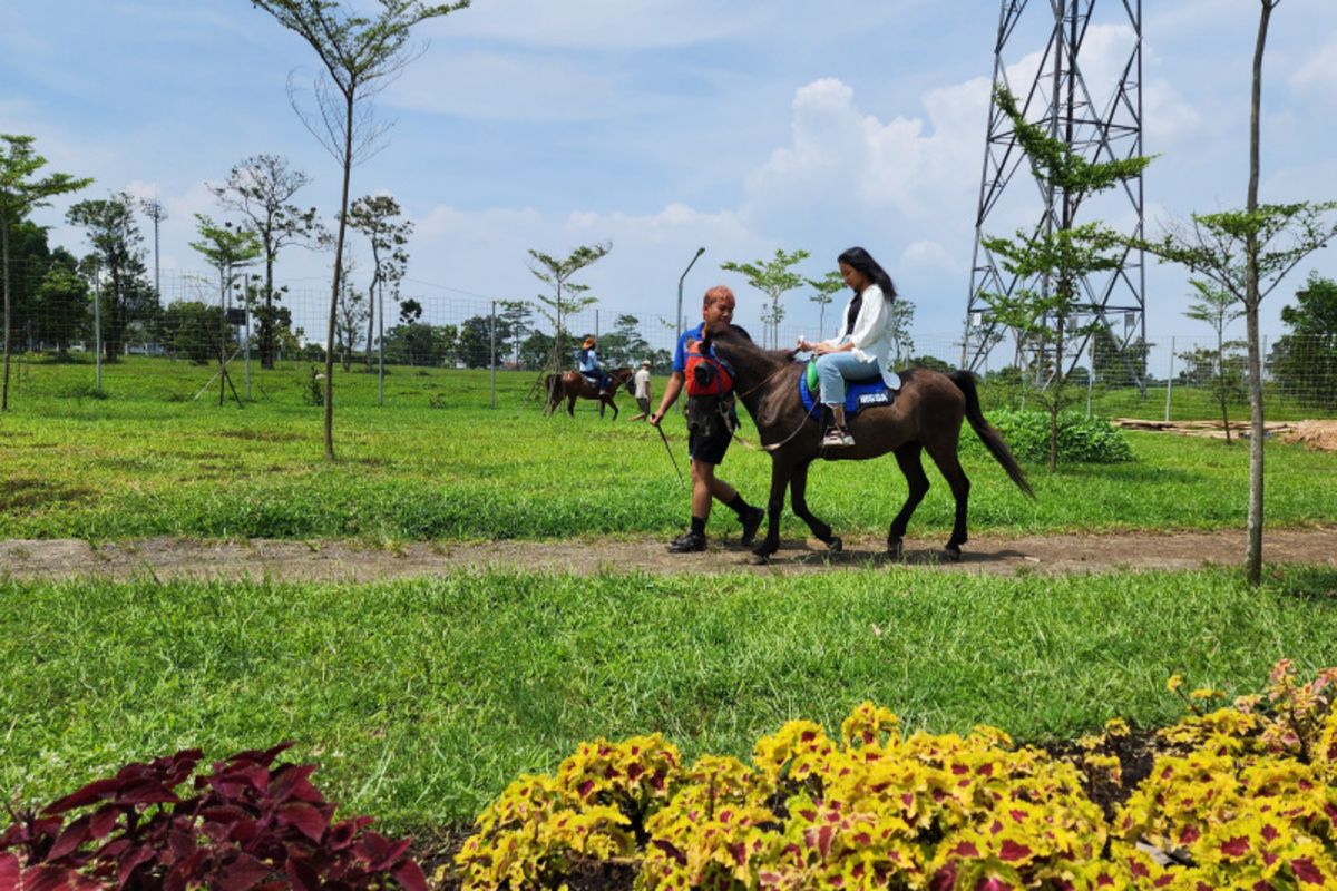 Pengunjung saat menaiki kuda di Tepi Kota Healing Bandung, Jawa Barat, Kamis (27/4/2023).