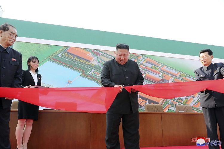 Pada Jumat 1 Mei 2020 foto tampak pemimpin Korea Utara Kim Jong Un, (di tengah), sedang memotong sebuah pita selama kunjungannya ke sebuah pabrik pupuk di Pyongan Selatan, Pyongyang, Korea Utara.
Kim membuat penampilan publik pertamanya sejak 20 hari absen. Dia merayakan penyelesaian pabrik pupuk baru.  Media pemerintah Korea Utara mengatakan pada Sabtu, 2 Mei 2020, mengakhiri rumor global yang mengatakan dia sakit parah. 
Wartawan independen tidak diberi akses untuk meliput peristiwa yang digambarkan dalam gambar didistribusikan oleh pemerintah Korea Utara ini. Konten gambar ini disediakan dan tidak dapat diverifikasi secara independen. 
Tanda air berbahasa Korea pada gambar yang disediakan oleh sumber berbunyi: KCNA yang merupakan singkatan dari Korean Central News Agency. 