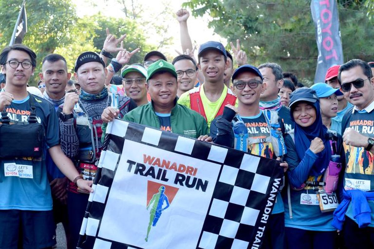 Wakil Gubernur Jawa Barat Uu Ruzhanul Ulum melepas peserta maraton Lari Lintas Alam Terbuka: Wanadri Trail Run 2019 di Ciater Highland Resort, Kecamatan Sagalaherang, Kabupaten Subang, Minggu (21/7/2019).
