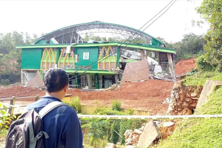 Gedung Auditorium Institut Agama Islam Negeri (IAIN) Ambon kembali roboh, Senin (8/7/2019) 