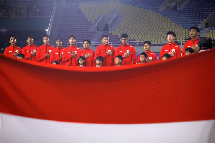 Para pemain Timnas U16 Indonesia menyanyikan Lagu Kebangsaan jelang bergulirnya laga Timnas U16 Indonesia vs Filipina di ajang Piala AFF U16 di Stadion Manahan, Surakarta, pada Senin (24/6/2024).