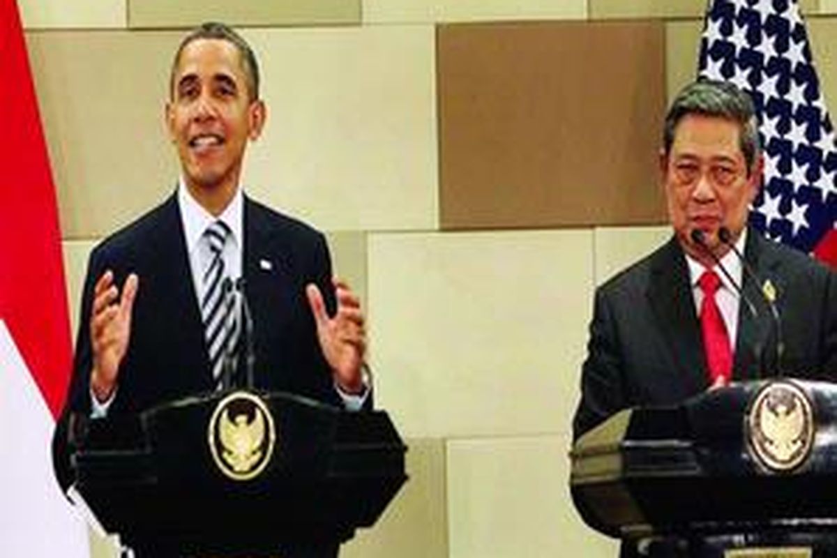 Presiden Susilo Bambang Yudhoyono (kanan) dan Presiden Amerika Serikat Barack Obama memberikan keterangan pers setelah pertemuan bilateral kedua negara di gedung Bali Nusa Dua Convention Center, Nusa Dua, Bali, Jumat (18/11).