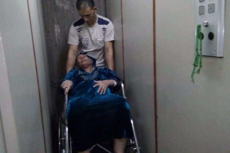Anggota tim departemen sosial Mesir membantu seorang perempuan tua yang diusir anaknya sendiri.