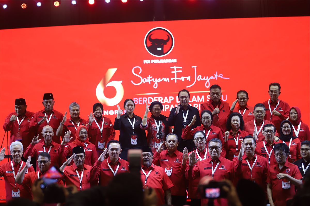 Ketua Umum PDI-P terpilih Megawati Soekarno Putri berfoto bersama kepengurusan DPP PDI-P periode 2025-2030 yang terlipih dalam Kongres VI PDi-P yang digelar di Nusa Dua Bali, pada Sabtu (2/8/2025) 