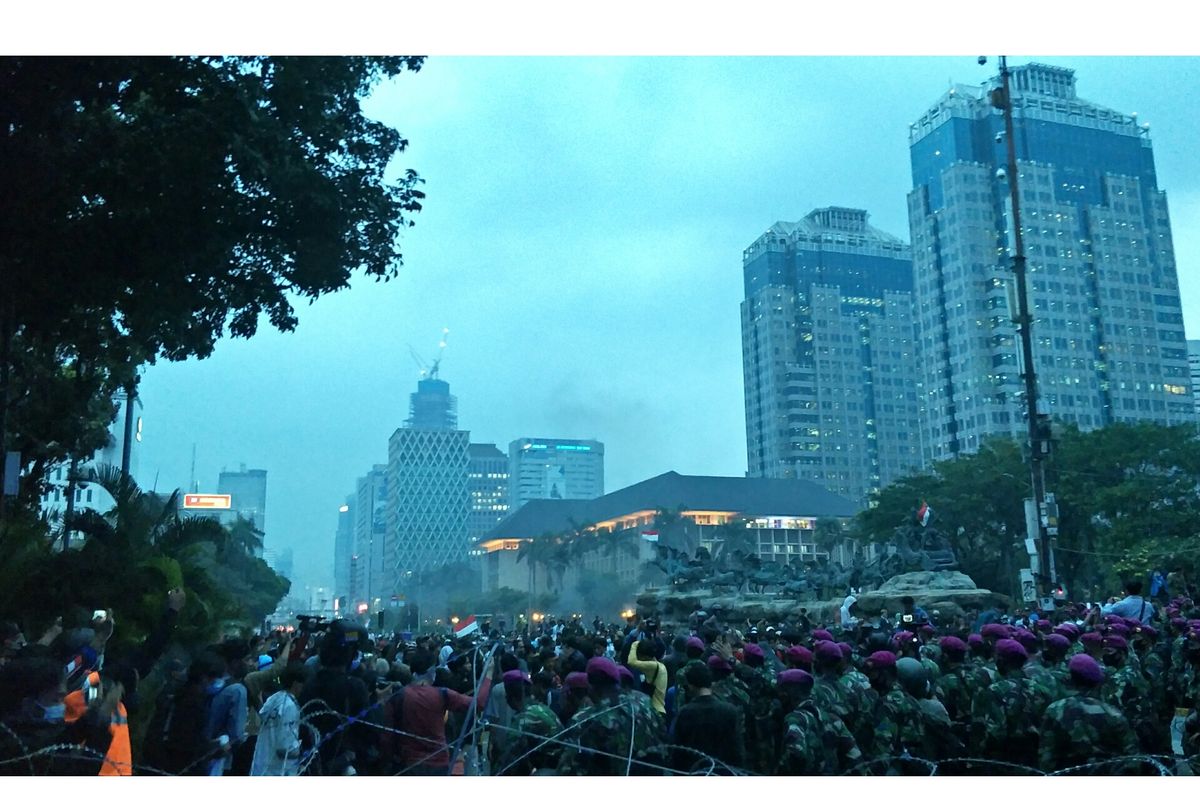 Pedemo bubarkan diri dikawal TNI dari Patung Kuda, Jalan Merdeka Barat, Jakarta Pusat, Selasa (20/10/2020).