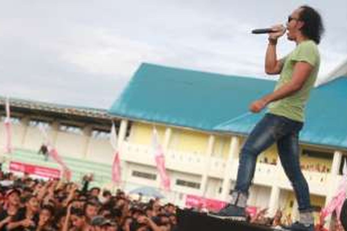 Vokalis Kaka 'Slank' tampil dalam 'Konser Perbatasan' yang digelar di Stadion Singkawang, Kalimantan Barat, Minggu (15/5/2016). Kaka bersama Bimbim (drum), Ridho (gitar), dan Ivanka (bas), mengimbau masyarakat perbatasan agar selalu waspada akan penyelundupan. 