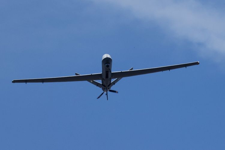 Drone General Atomics MQ-9 Reaper melakukan fly-over selama parade militer Hari Bastille di jalan Champs-Elysees di Paris pada 14 Juli 2022. Pada Selasa (14/3/2023), drone MQ-9 milik AS dilaporkan bertabarakan dengan jet Rusia dan jatuh di Laut Hitam.