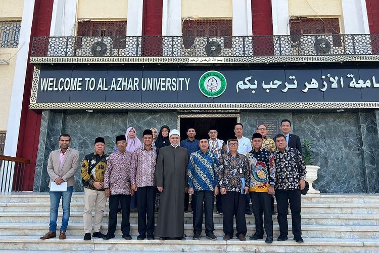 Gubernur Riau Syamsuar berkesempatan untuk bisa memaparkan potensi-potensi yang ada di Provinsi Riau di depan seluruh civitas akademika Universitas Al-Azhar di Kairo, Mesir, Minggu (18/9/2022). 